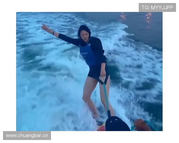 惠若琪这日常，机场拖鞋配大牌包，直接让人怀疑她是不是走错片场了！