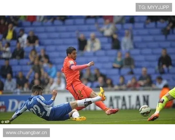 苏亚雷斯与伊布在进攻触点上出现偏移，形成单点驱动与多点参与趋势