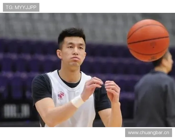 郭艾伦今天穿得像个富二代，场下完全不是球场那个拼命三郎样儿了