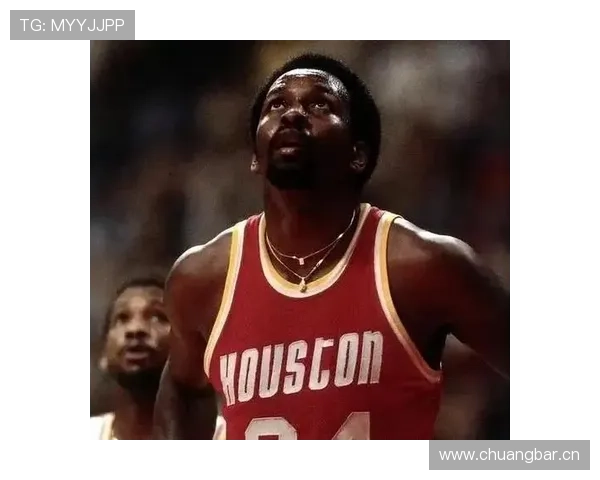 内线硬汉摩西·马龙篮下强攻拉开空间助球队提升终结效率